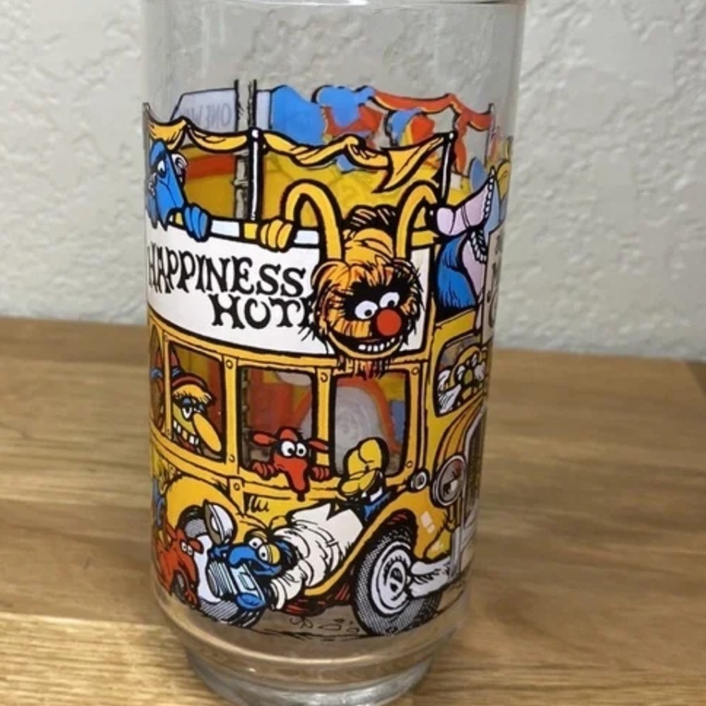 Vtg 1981 McDonald's The Great Muppet Caper Happiness Hotel Drinking Glass - Picture 2 of 3